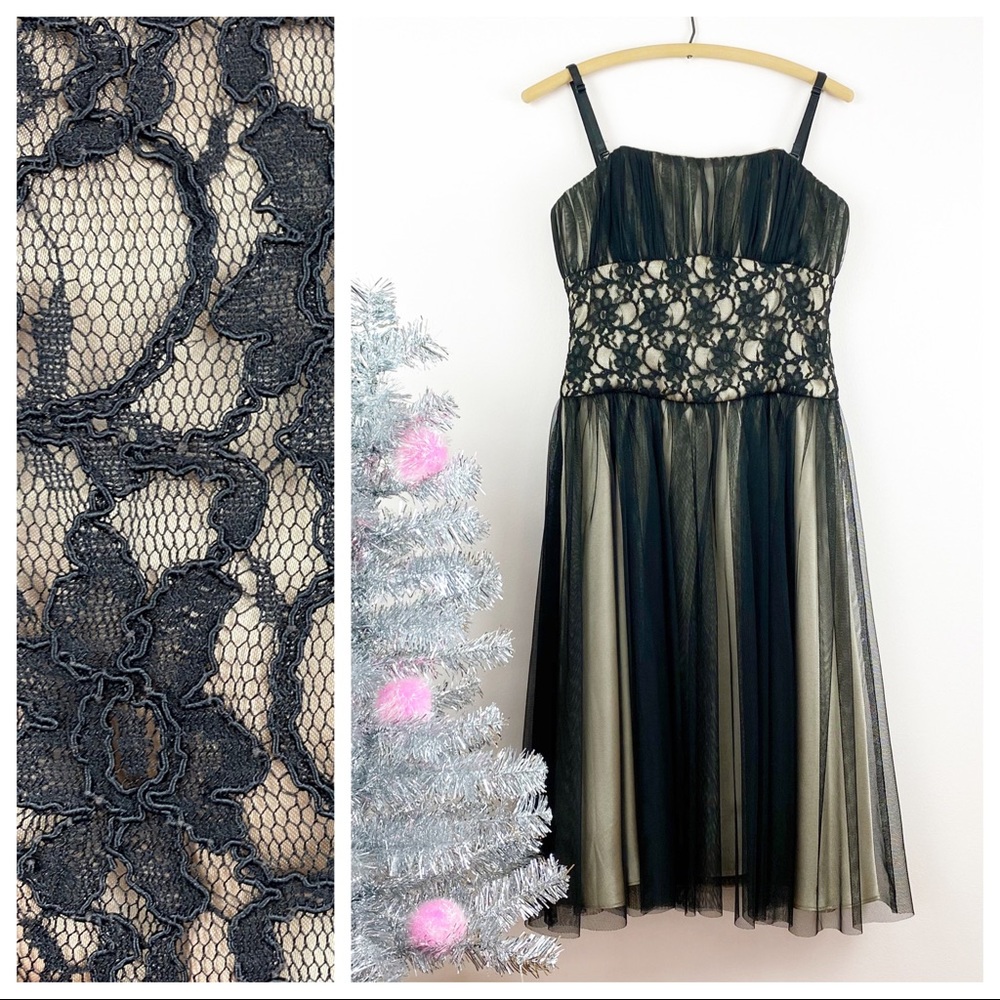 ❌SOLD❌Y2K Does 50s Wht House Blk Market Lace Midi Dress